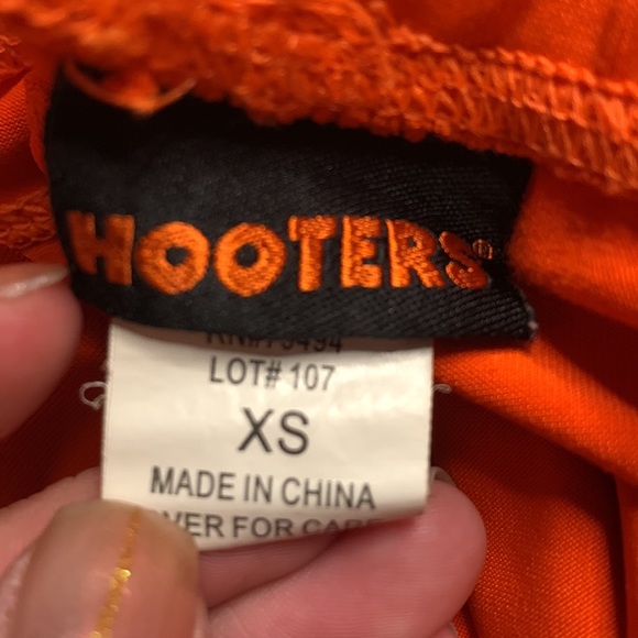 Hooters White Long Sleeve Uniform with Old Shorts - Picture 4 of 4